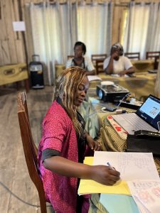 Photo d'une réunion du Comité Local de Suivi du projet Delta Mono
